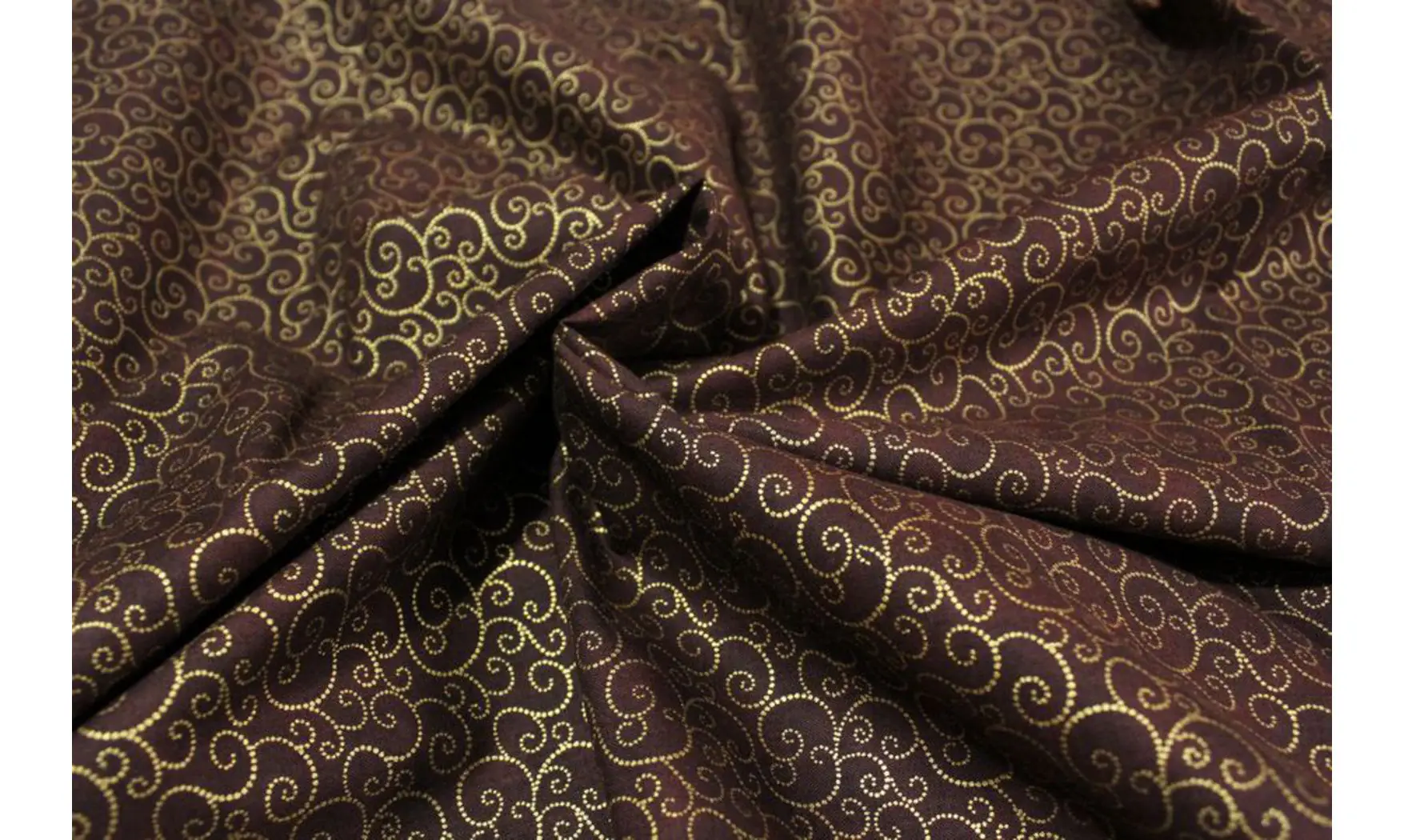 Tissu volutes dorées