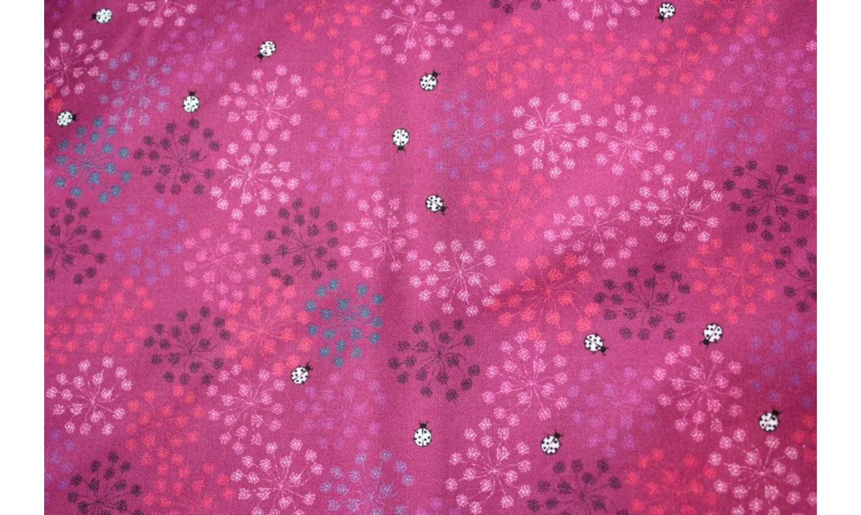 Tissu prune roadside art