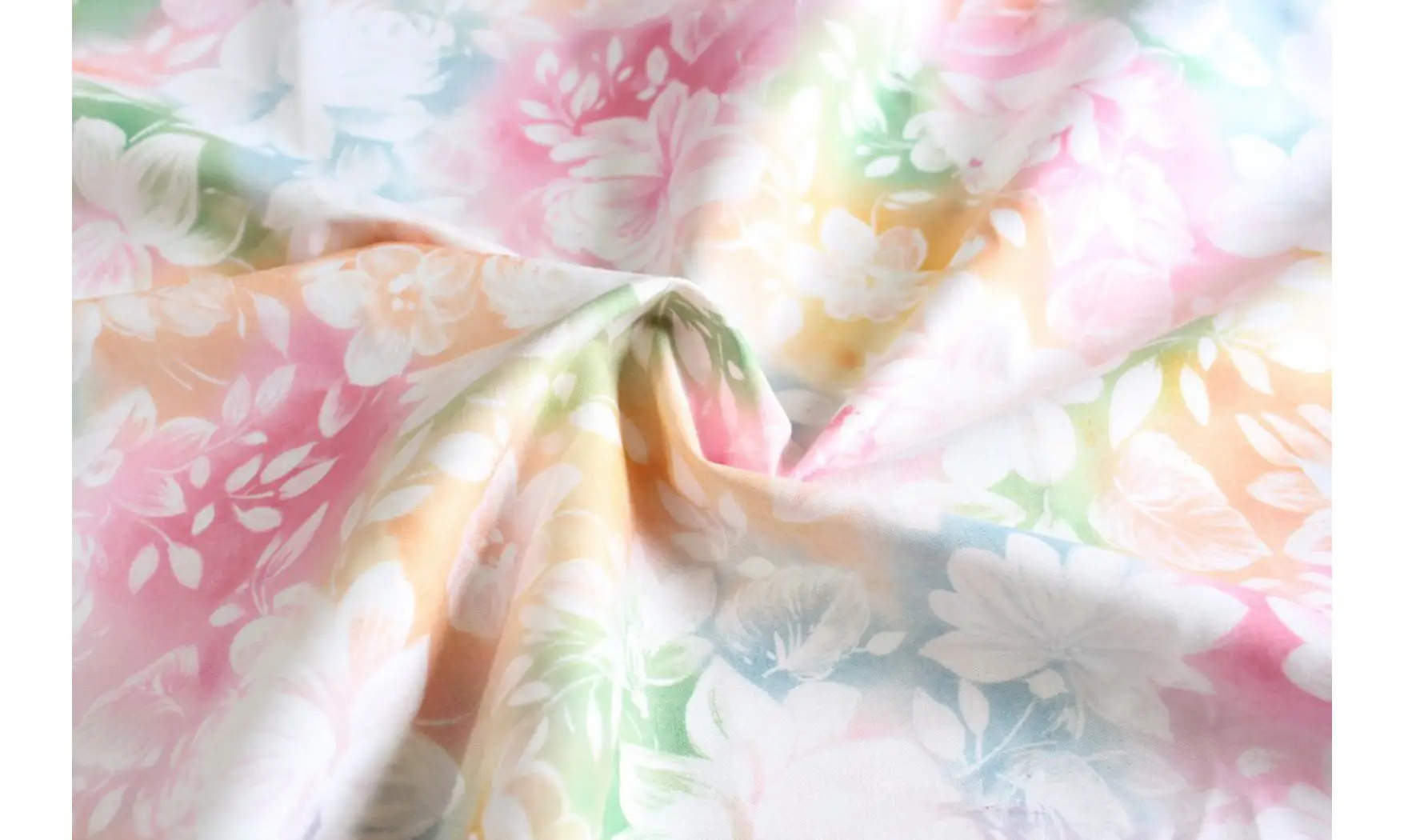 Tissu multi fleurs blanches