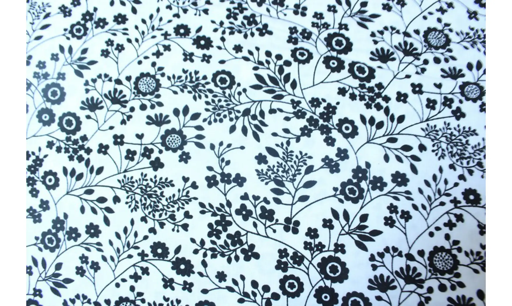 Tissu blanc floraison noire