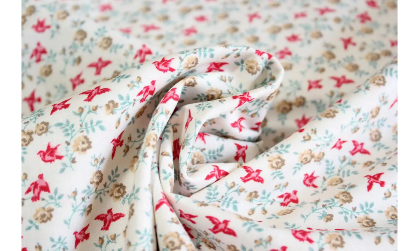 Tissu oiseaux dans les roses