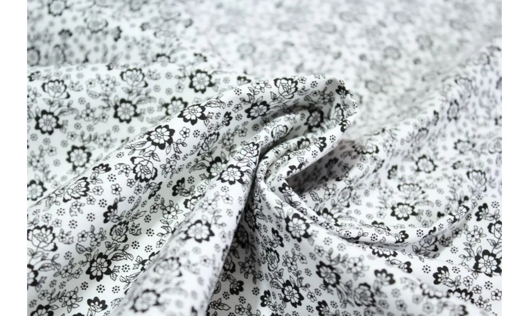Tissu blanc petites fleurs noires