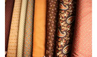 Tissu marron petites fleurs rouges