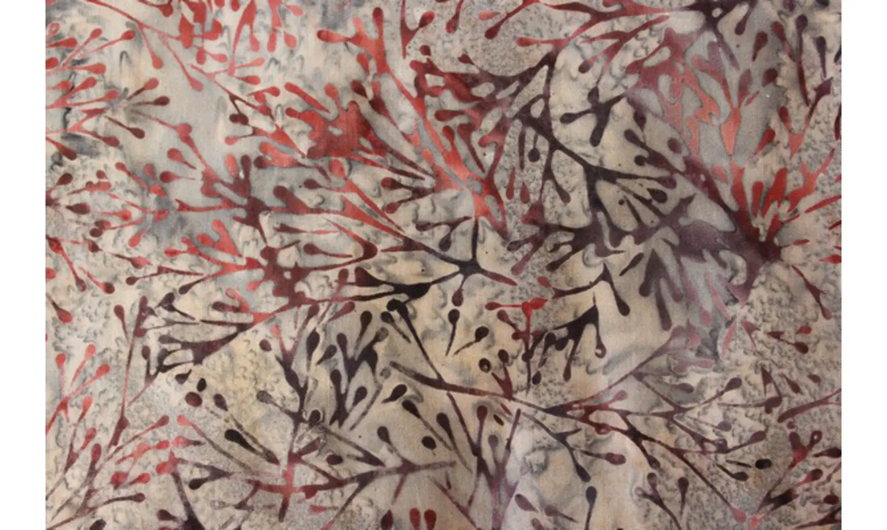 Batik gris branchages rougeâtres