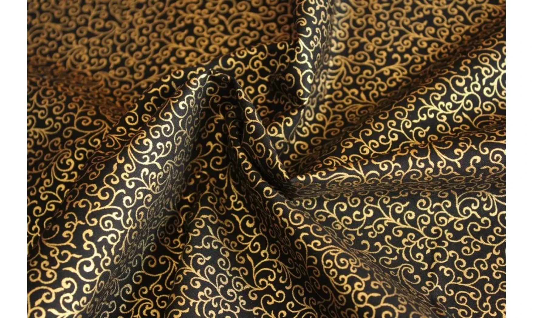 Tissu noir volutes dorées