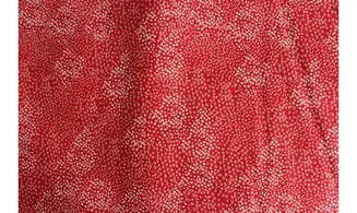 Tissu rouge imprimés blancs