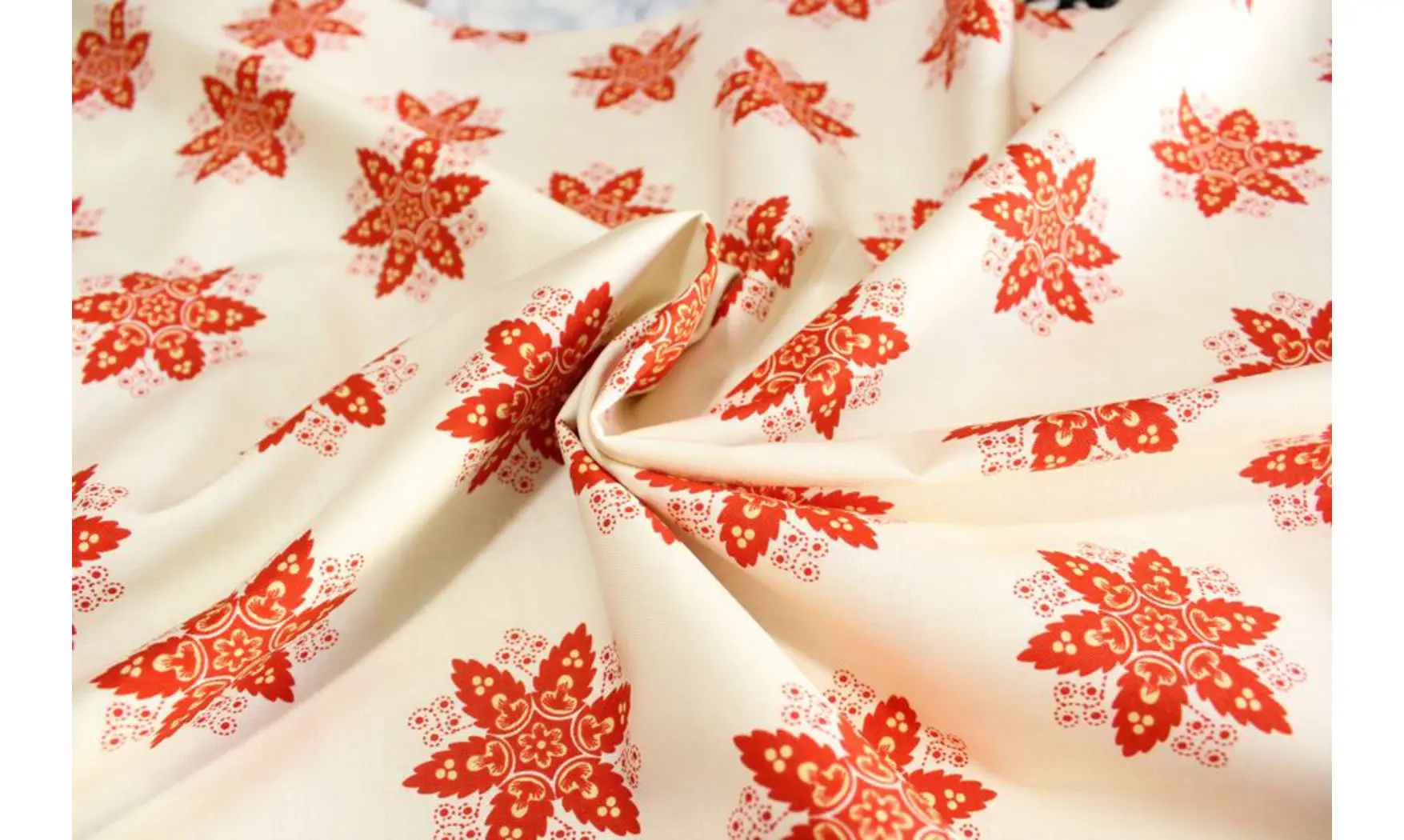 Tissu fond écru fleurs rouges