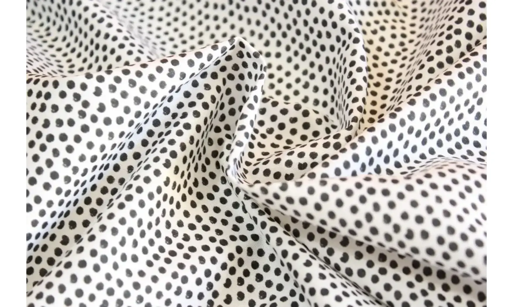 Tissu blanc pois noirs