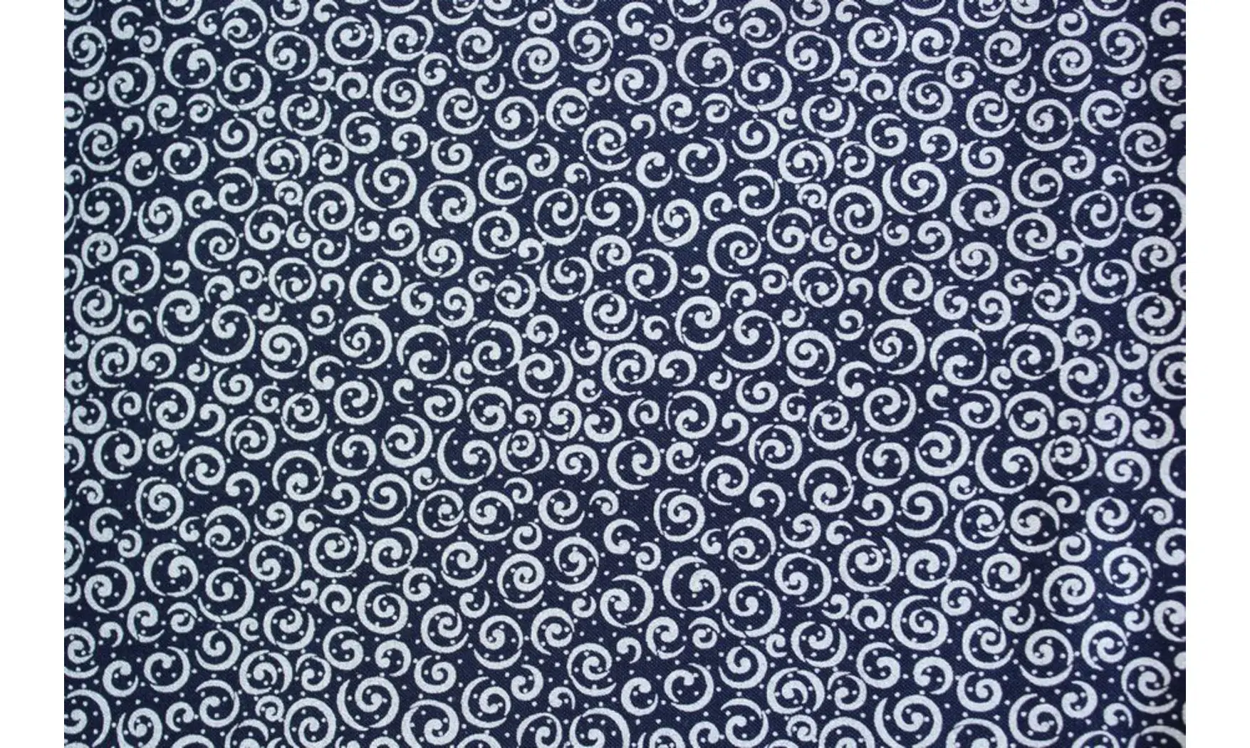 Tissu bleu volutes argent