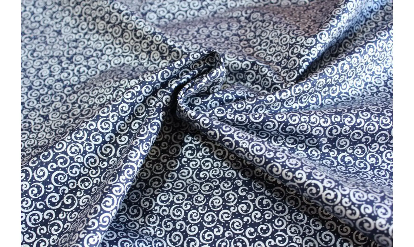 Tissu bleu volutes argent