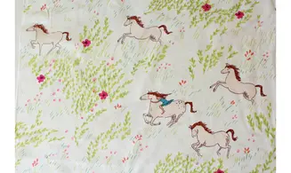 Tissu blanc chevaux galop