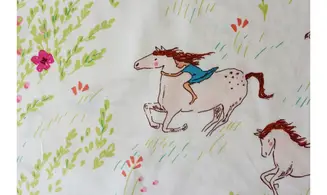 Tissu blanc chevaux galop