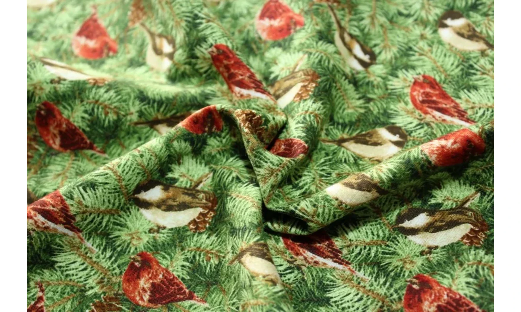 Tissu oiseaux dans les pins