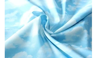 Tissu ciel et nuages blancs