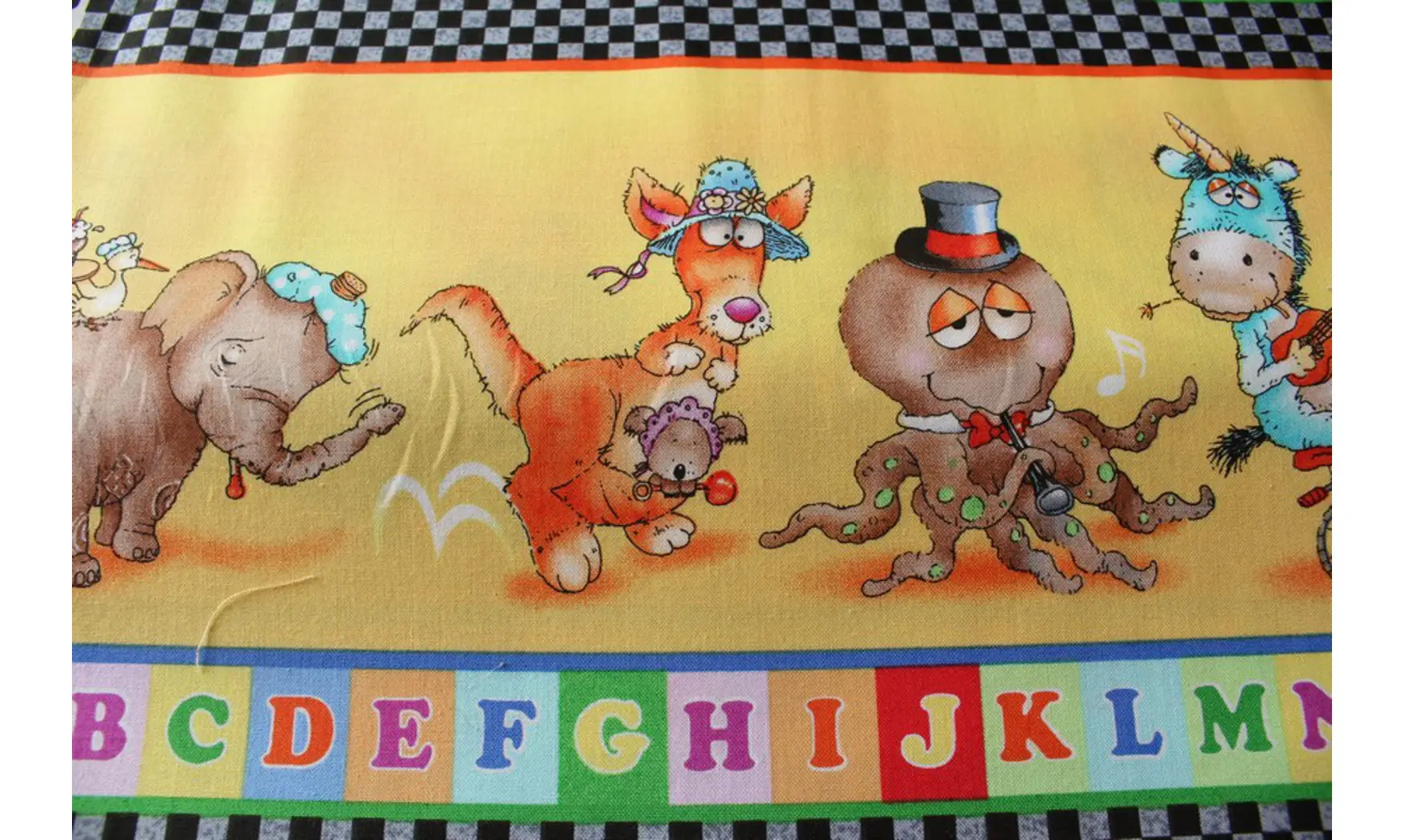 Tissu animaux et alphabet